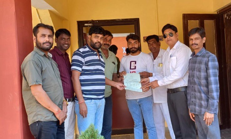 नगर कांग्रेस अरनोद ने सौंपा ज्ञापन  “त्योहार से पहले जनता को राहत मिले, सड़क का तुरंत हो पेचवर्क”