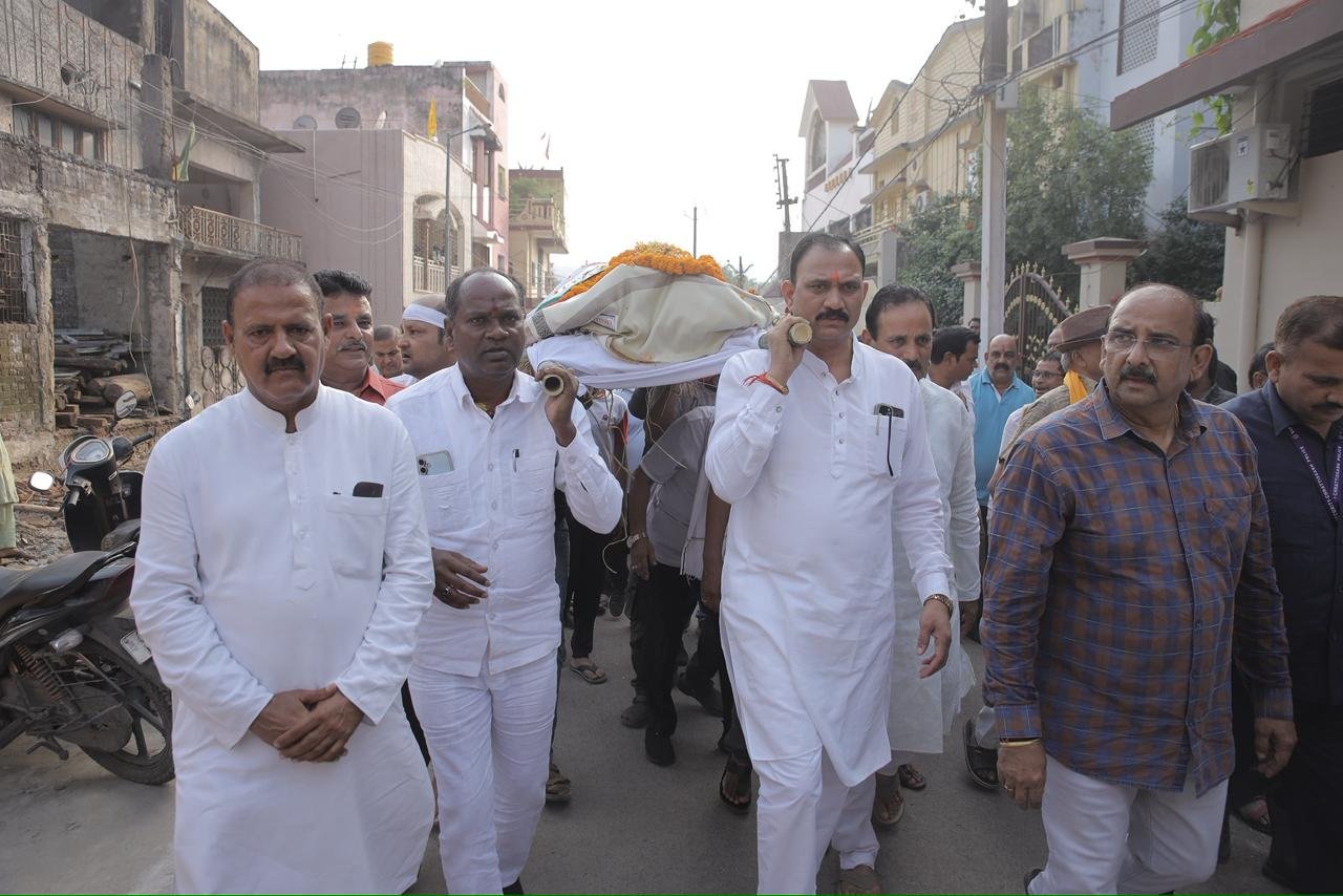 बनवारी लाल अग्रवाल को जी को दी गई अंतिम विदाई,स्वास्थ्य मंत्री श्री श्याम बिहारी जायसवाल भी हुए शामिल