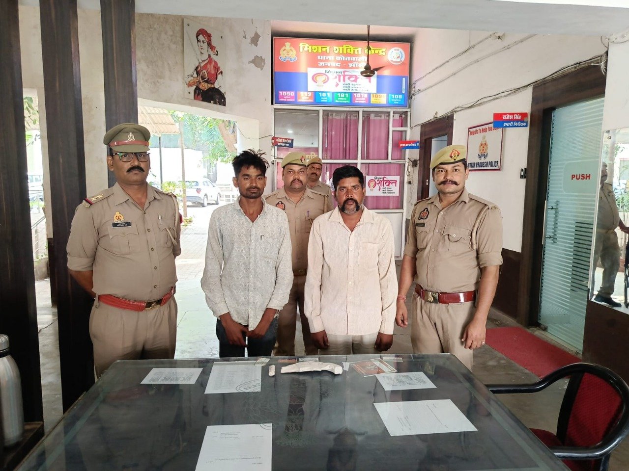 झांसी पुलिस ने किया चोरी की घटना का खुलासा, चोरों सहित किया एक ट्रैक्टर ट्रॉली और तमंचा कारतूस बरामद