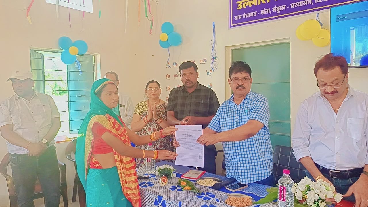 उल्लास साक्षरता अध्ययन केंद्र का जिला शिक्षा अधिकारी द्वारा ग्राम खंता में शुभारंभ