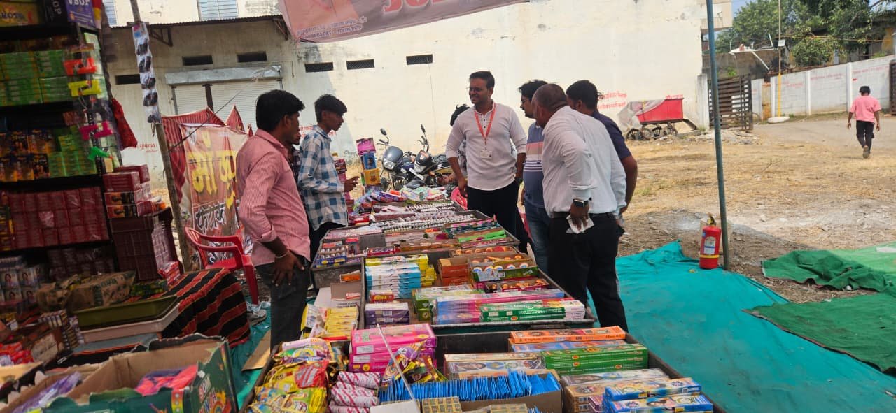 कलेक्टर प्रियंक मिश्रा ने पटाखों की अनाधिकृत बिक्री पर सख्त चेतावनी जारी की