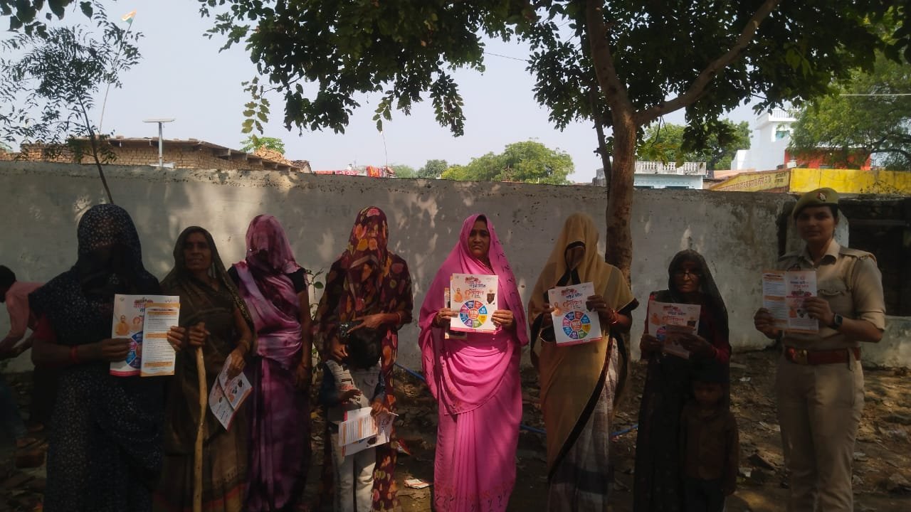 पुलिस ने लगाई गांव में चौपाल,नारी सुरक्षा और नारी स्वावलंबन के तहत महिलाओं को किया जागरूक