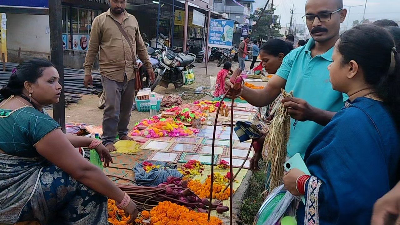 दिवाली पर कोंडागांव में आर्टिफिशियल फूलों के बावजूद गेंदा माला की जबरदस्त मांग