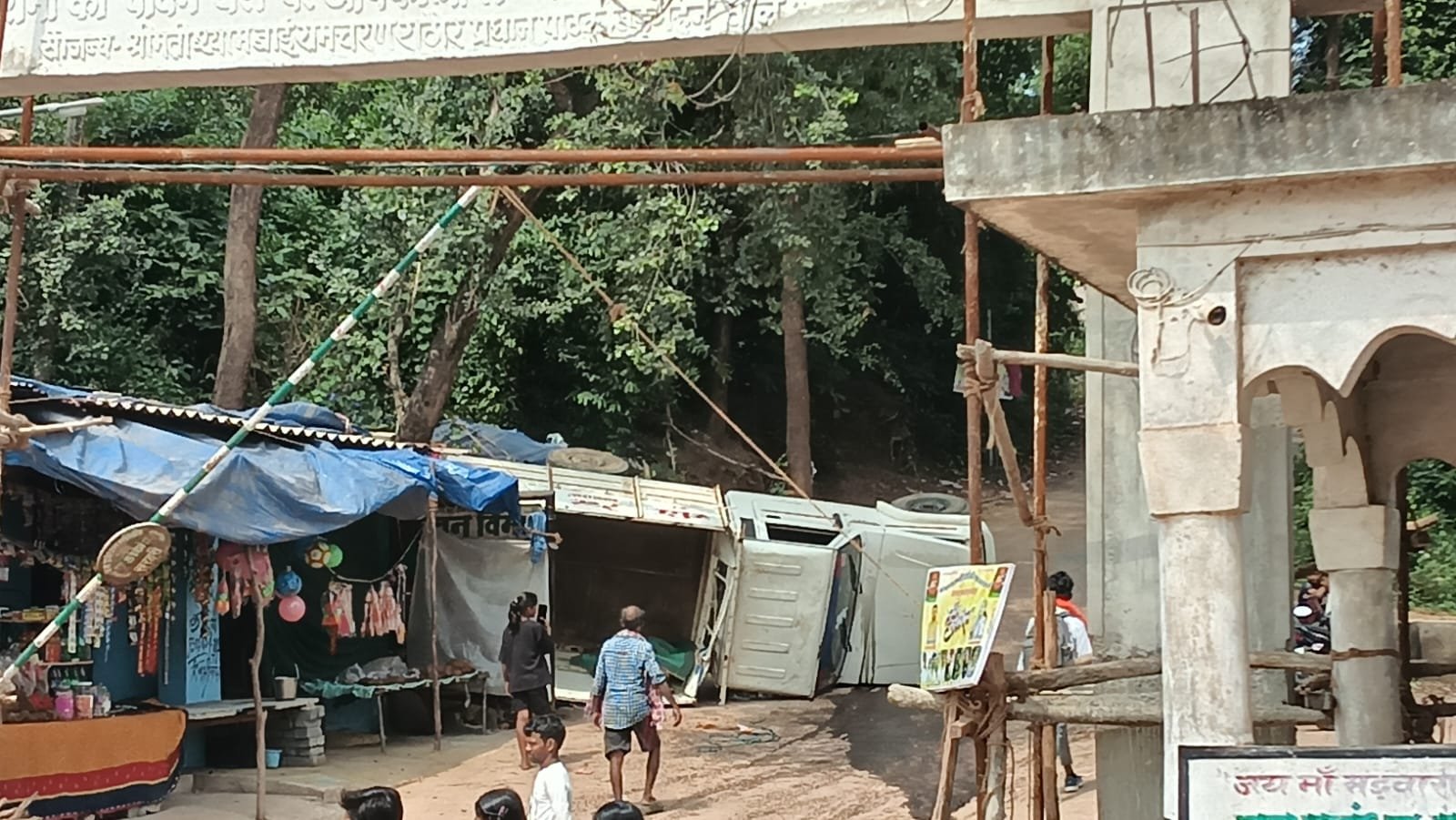 मां मड़वारानी पहाड़ पर श्रद्धालुओं से भरी पिकअप पलटी, कई घायल