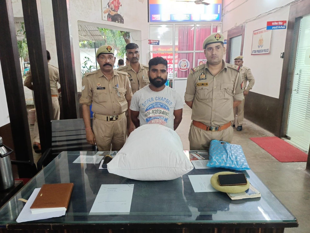 एमपी से यूपी बाइक से कर रहा था गांजे की तस्करी,झांसी पुलिस ने आरोपी सहित तीन लाख का अवैध गांजा किया बरामद