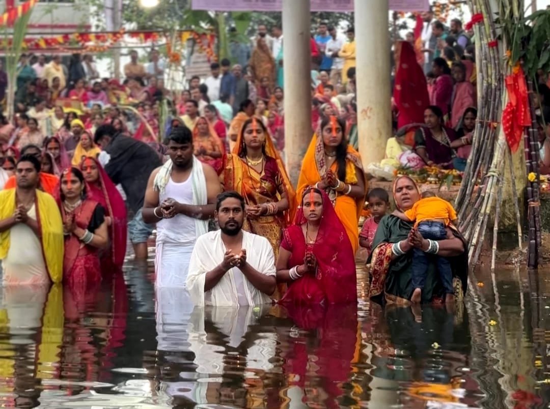 कोंडागांव में उगते सूर्य को अर्घ्य देने के साथ छठ महापर्व का समापन, बंधा तालाब घाट पर दिखी अद्भुत रौनक