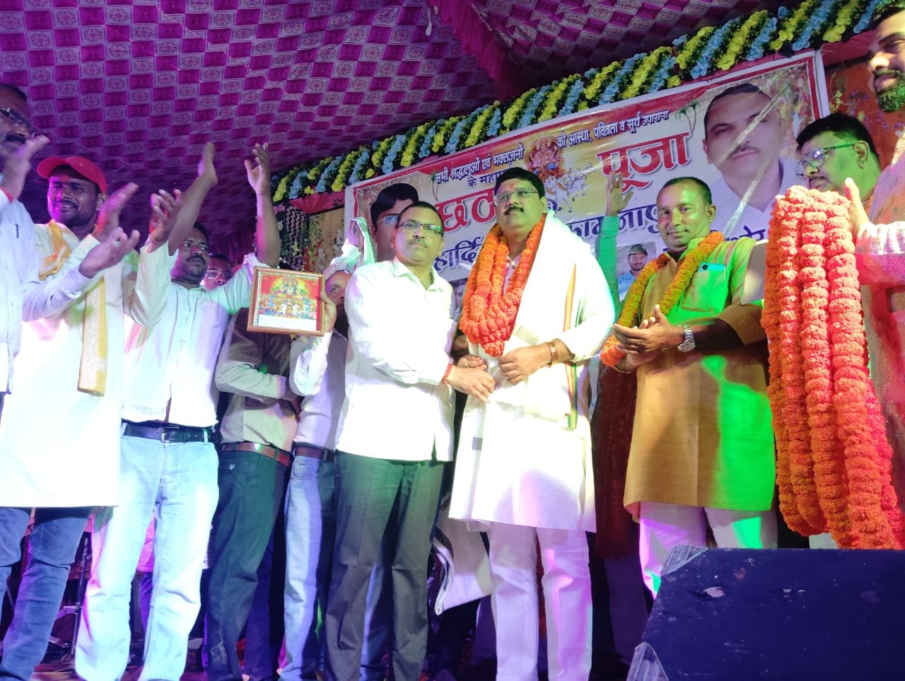 उत्तर प्रदेश महराजगंज ग्राम सभा बैरवा बनकटवा में  उगते सूर्य को आर्ग दे कर सम्पन्न हुआ छठ माता कि पूजा