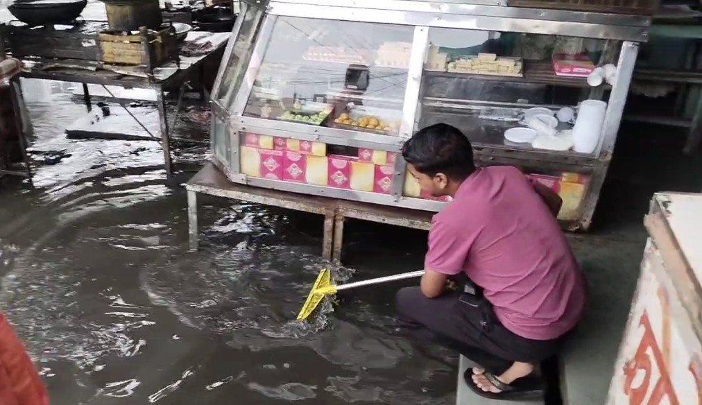 अरनोद में प्रशासन की अनदेखी से नालियां बनी मुसीबत, हल्की बारिश में ही दुकानों में घुसा गंदा पानी