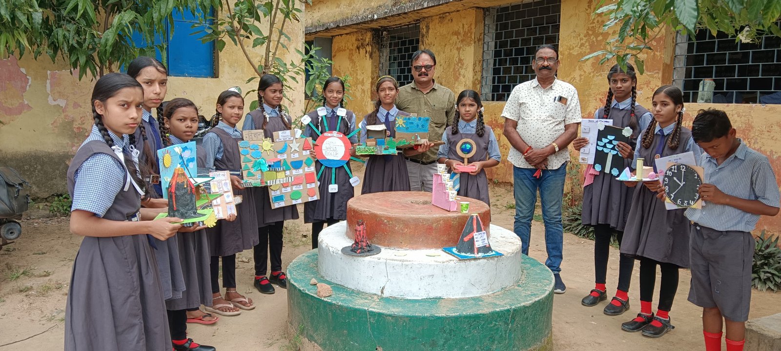 माध्यमिक शाला खरवानी में शिक्षकों ने मॉडल दीपावली कार्य पूर्ण कराया