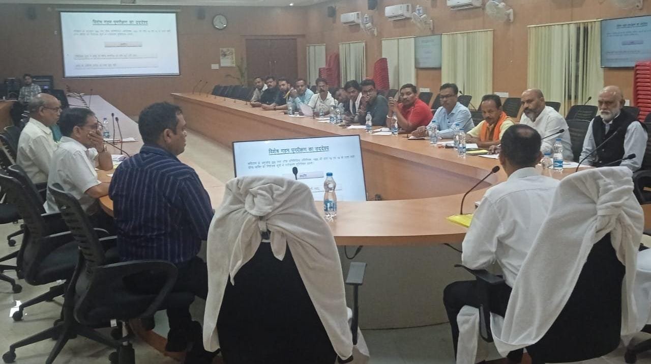 कलेक्टर ने ली राजनीतिक दलों बैठक, एसआईआर कार्यक्रम के सम्बंध में दी विस्तृत जानकारी