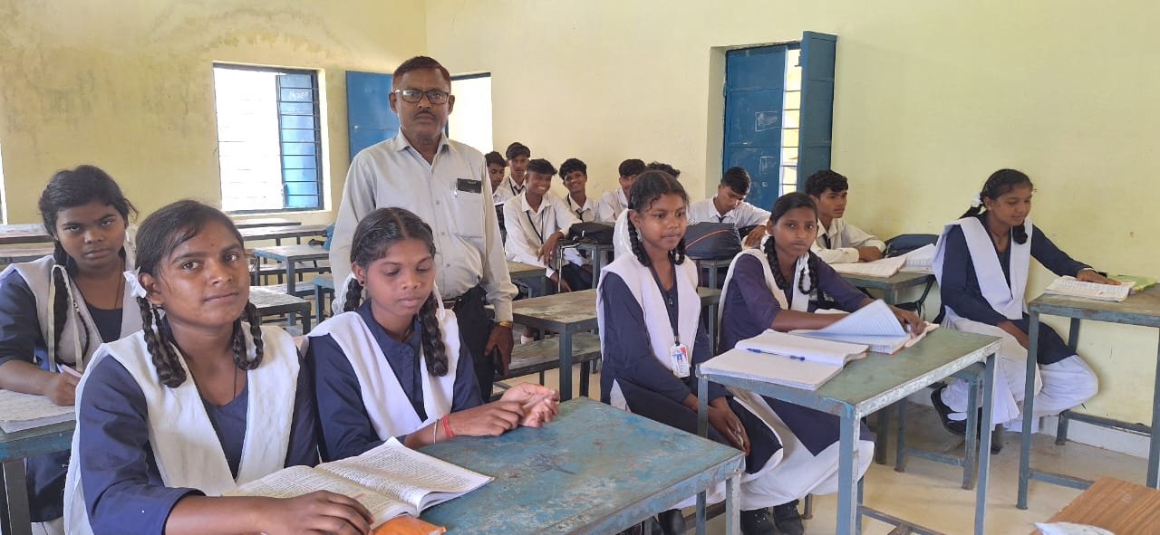 श्यांग हायर सेकंडरी स्कूल में पहुँचे राजनीति शास्त्र के व्याख्याता