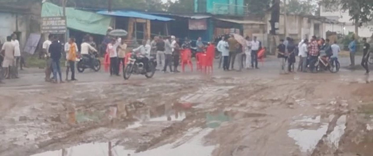 सड़क को लेकर फिर हुआ चक्का जाम आक्रोश में ग्रामीण