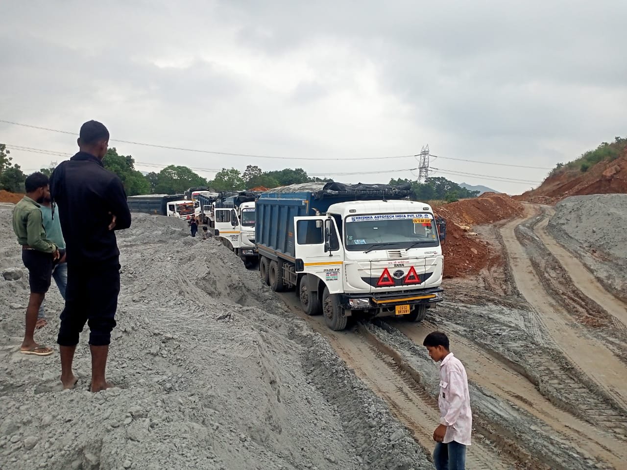 ग्राम घाटाद्वारी के गड्ढो में  अवैध रूप से पाटा जा रहा है राखड़, खराब हो रहे है फसल