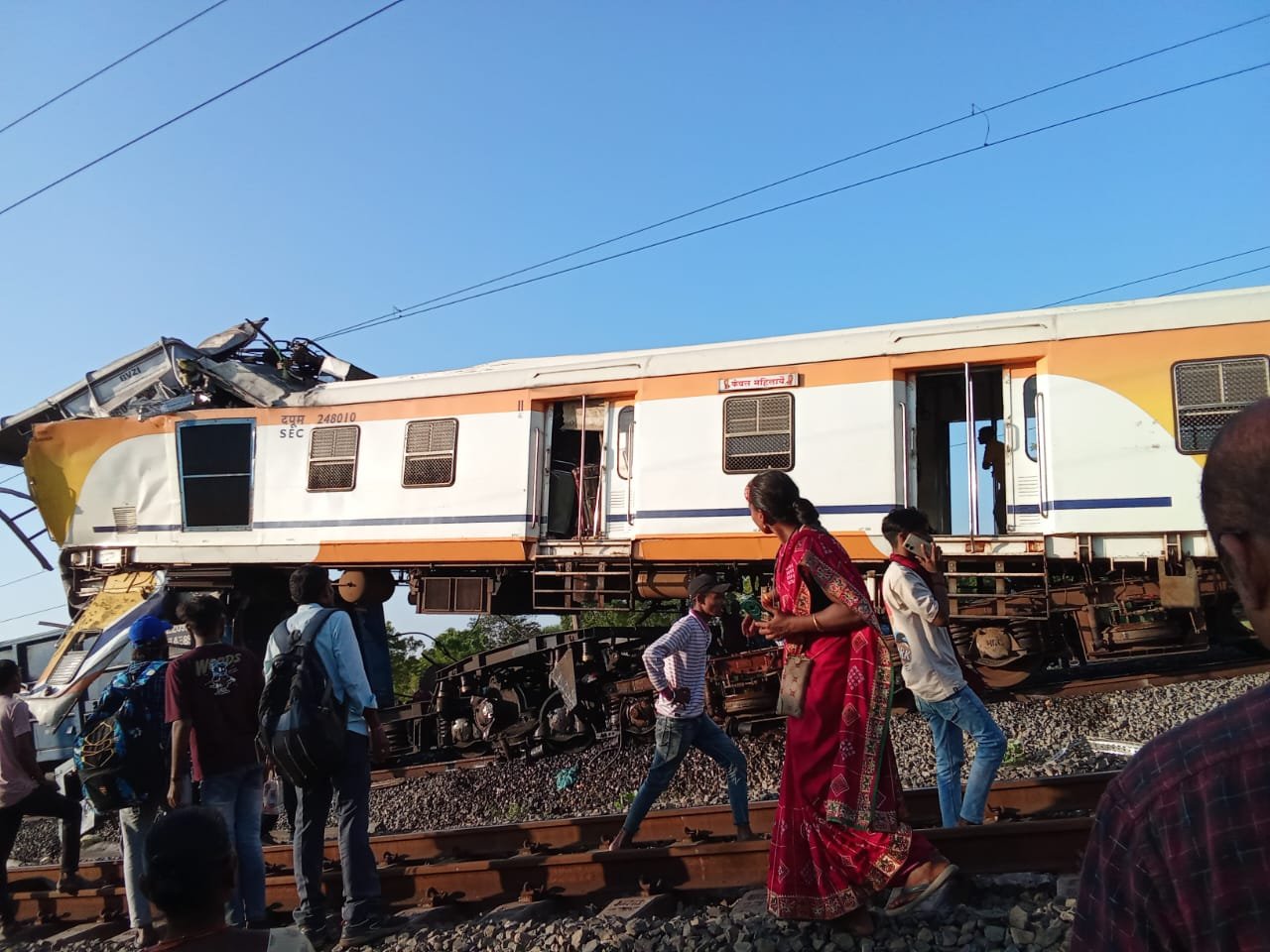 बिलासपुर में भीषण ट्रेन हादसा, मेमू ट्रेन ने मालगाड़ी को मारी जोरदार टक्कर, कई यात्री घायल, हेल्पलाइन नंबर जारी