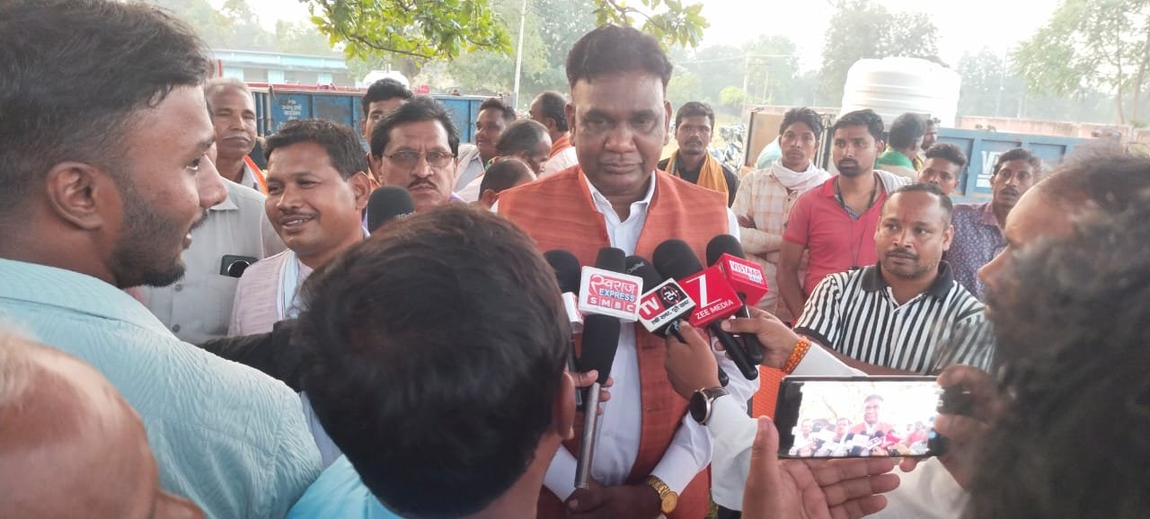 अडानी कोल परियोजना के विरोध में ग्रामीणों का प्रदर्शन, दो विधायकों की मौजूदगी