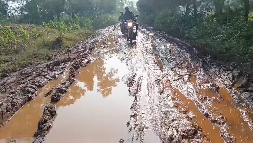 कोंडागांव-खुटडोबरा मार्ग दलदल में तब्दील, स्कूली बच्चों व ग्रामीणों को भारी परेशानी