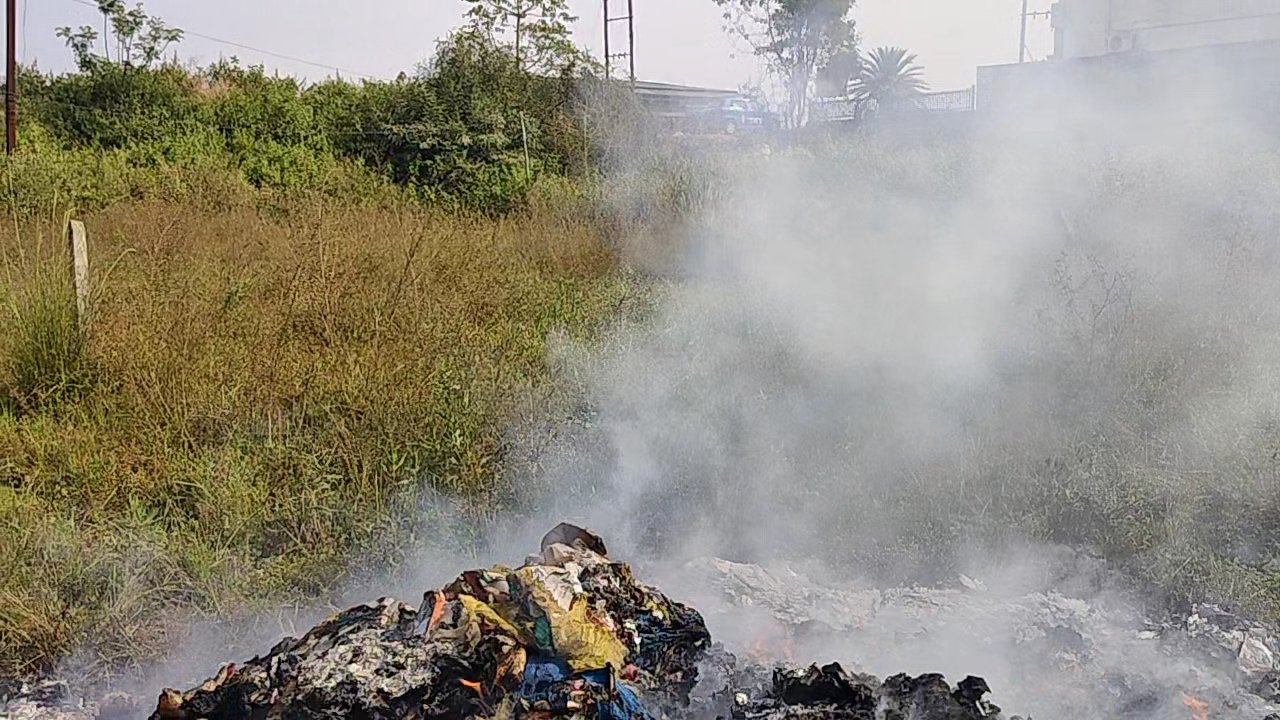 कोंडागांव में लोगों की सेहत से खिलवाड़: खुले में जलाए गए हॉस्पिटल के खतरनाक अपशिष्ट, उठे कार्रवाई के मांग