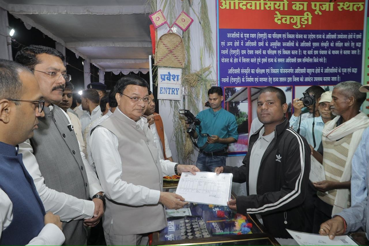 विकास के बहुआयामी स्वरूप को प्रदर्शित करती विभागीय झांकियों ने सबका ध्यान आकर्षित किया