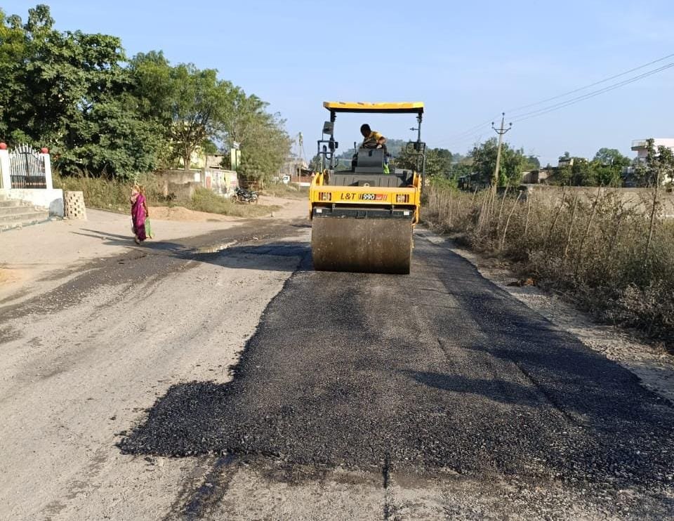  *सड़क सुधार से बढ़ी रफ्तारः लोक निर्माण विभाग कोरबा ने शुरू किया मार्ग मरम्मत अभियान