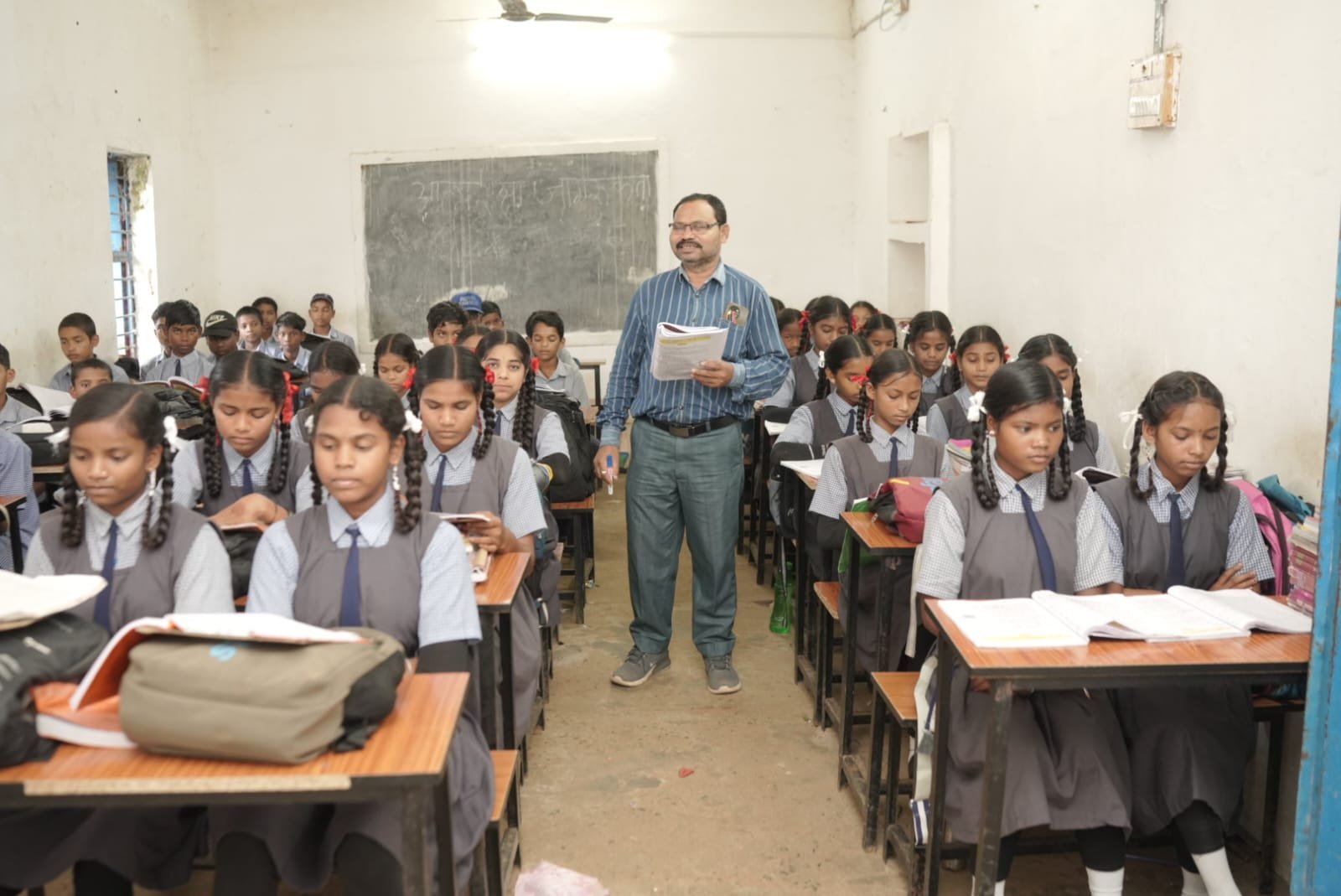 गद्य, पद्य व्याकरण, साहित्य , विषय के हर पहलू को सहजता से उतार देते है बच्चों के मन में