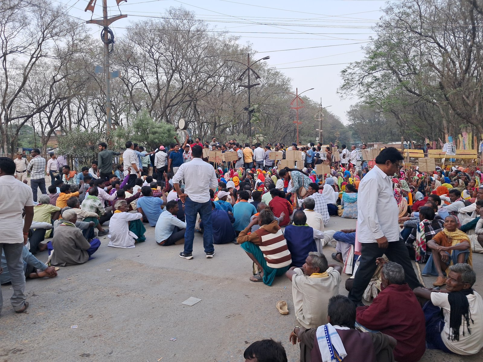धरमजयगढ़ से रायगढ़ तक गूंजा विरोध — पुरूंगा कोल ब्लॉक की जनसुनवाई रद्द करने की मांग पर ग्रामीणों का जंगी प्रदर्शन