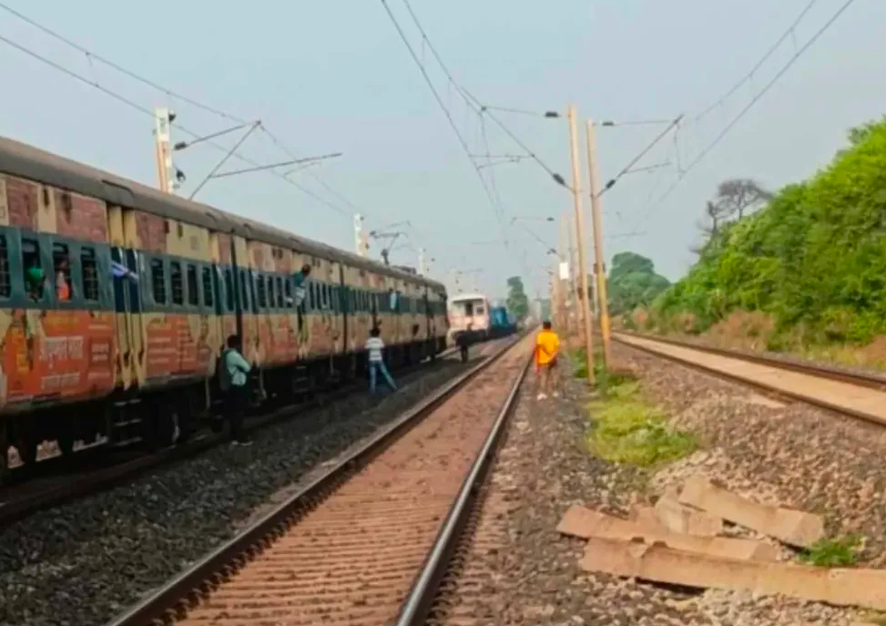 बिलासपुर में दो दिन बाद फिर ट्रेनें एक ही ट्रैक पर – बड़ा हादसा टला