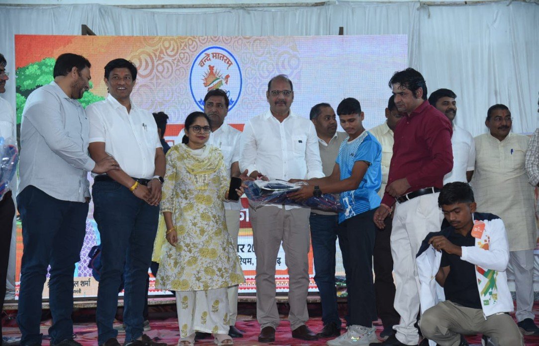 खेलो इंडिया केन्द्र प्रतापगढ़ द्वारा खिलाड़ियों को वितरित किए खेल किट
