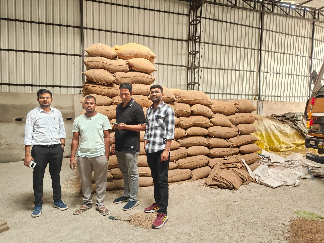 धान के अवैध भंडारण करने वाले के विरुद्ध कि गयी कार्रवाई...