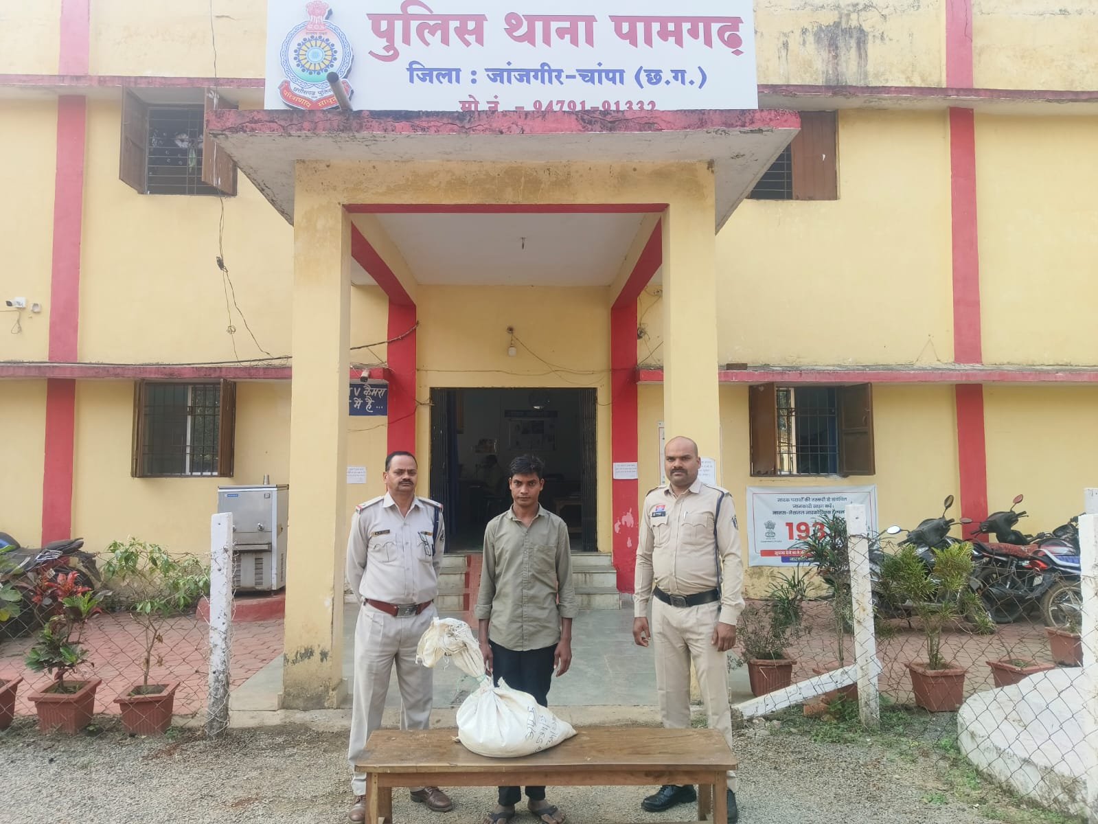 16 लीटर अवैध कच्ची महुआ शराब बिक्री हेतु परिवहन करते आरोपी गिरफ्तार...