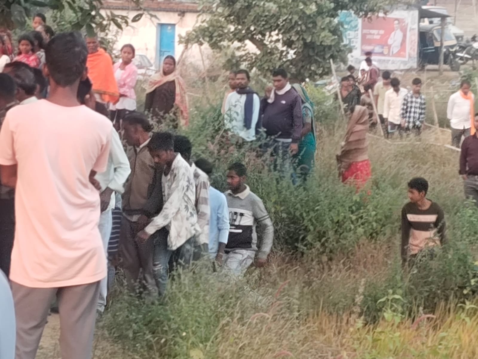 तिलकेजा (आमापाली) के तालाब में युवक की डूबने से मौत की आशंका, मौके पर पहुंचे जनपद सदस्य किशन कोसले,अंधेरा बढ़ने पर...