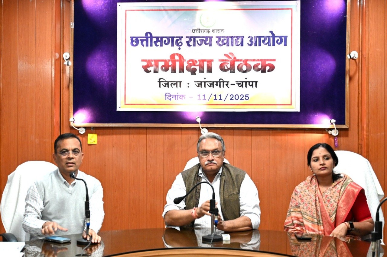 छत्तीसगढ़ राज्य खाद्य आयोग के अध्यक्ष संदीप शर्मा ने ली विभागीय अधिकारियों की समीक्षा बैठक