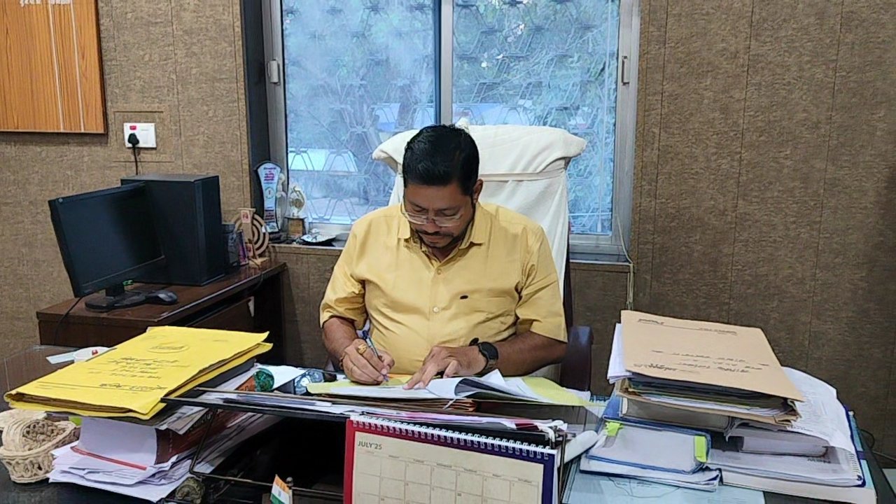 कोंडागांव नगर पालिका की सख्त कार्रवाई — एक ठेकेदार ब्लैकलिस्ट, नौ को नोटिस