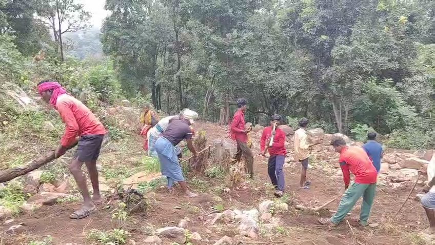 कुएंमारी अंचल के ग्रामीणों ने पहाड़ काटकर खुद बनाई सड़क, शासन-प्रशासन को दिखाया आईना