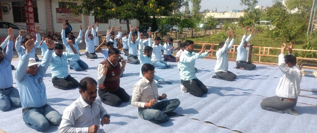 राष्ट्रगीत के 150 वर्ष का स्मरणोत्सव पर अधीक्षण अभियंता कार्यालय में प्रणायाम व योग