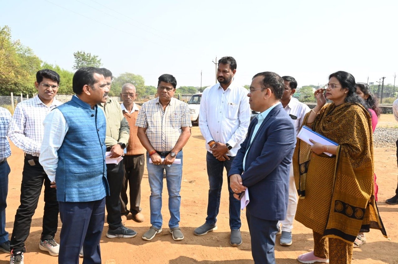 प्रभारी सचिव एस. प्रकाश ने जिले के प्रवास के दौरान धान उपार्जन केन्द्र अकलतरा ,तिलई , खोखरा, कुटरा , पामगढ़, मेउ, रहौद, खरौद, लोहर्सी , शिवरीनारायण मे