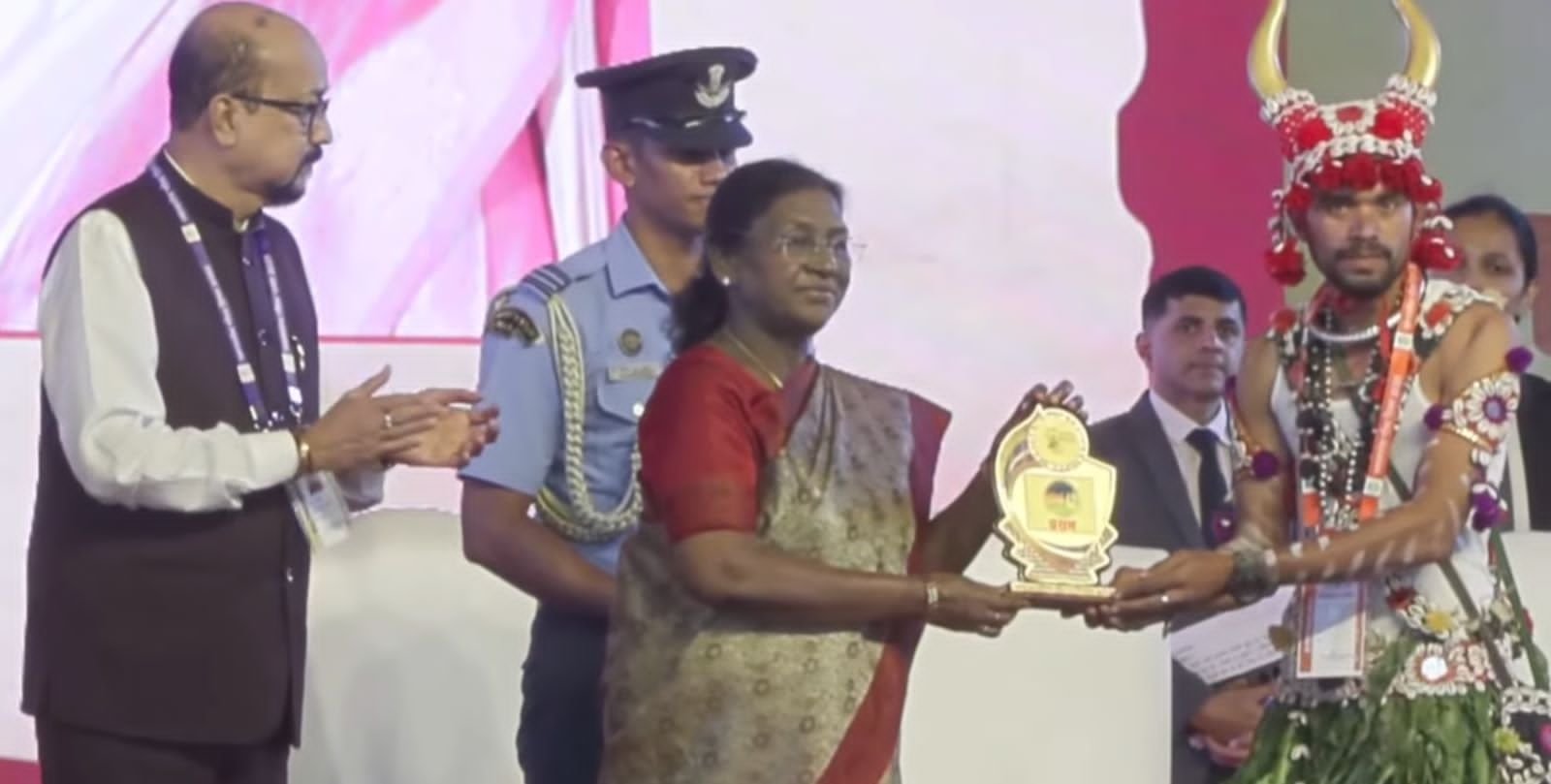 कोंडागांव को मिला गौरव: लिंगो घोटुल मांदरी नाचा पार्टी ने अंबिकापुर में हासिल किया प्रथम स्थान, राष्ट्रपति मुर्मू ने किया सम्मानित