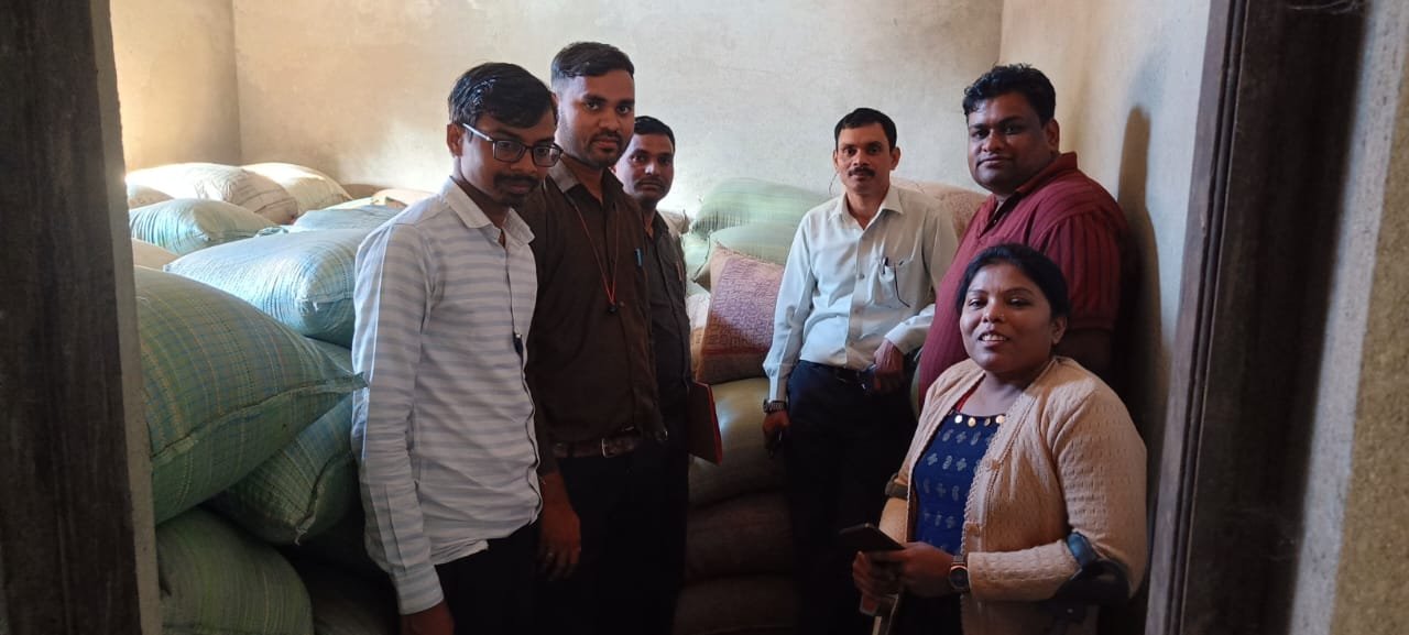 रोदे गांव में संयुक्त दल की कार्रवाई 42 बोरी अवैध धान भंडारण का हुआ खुलासा