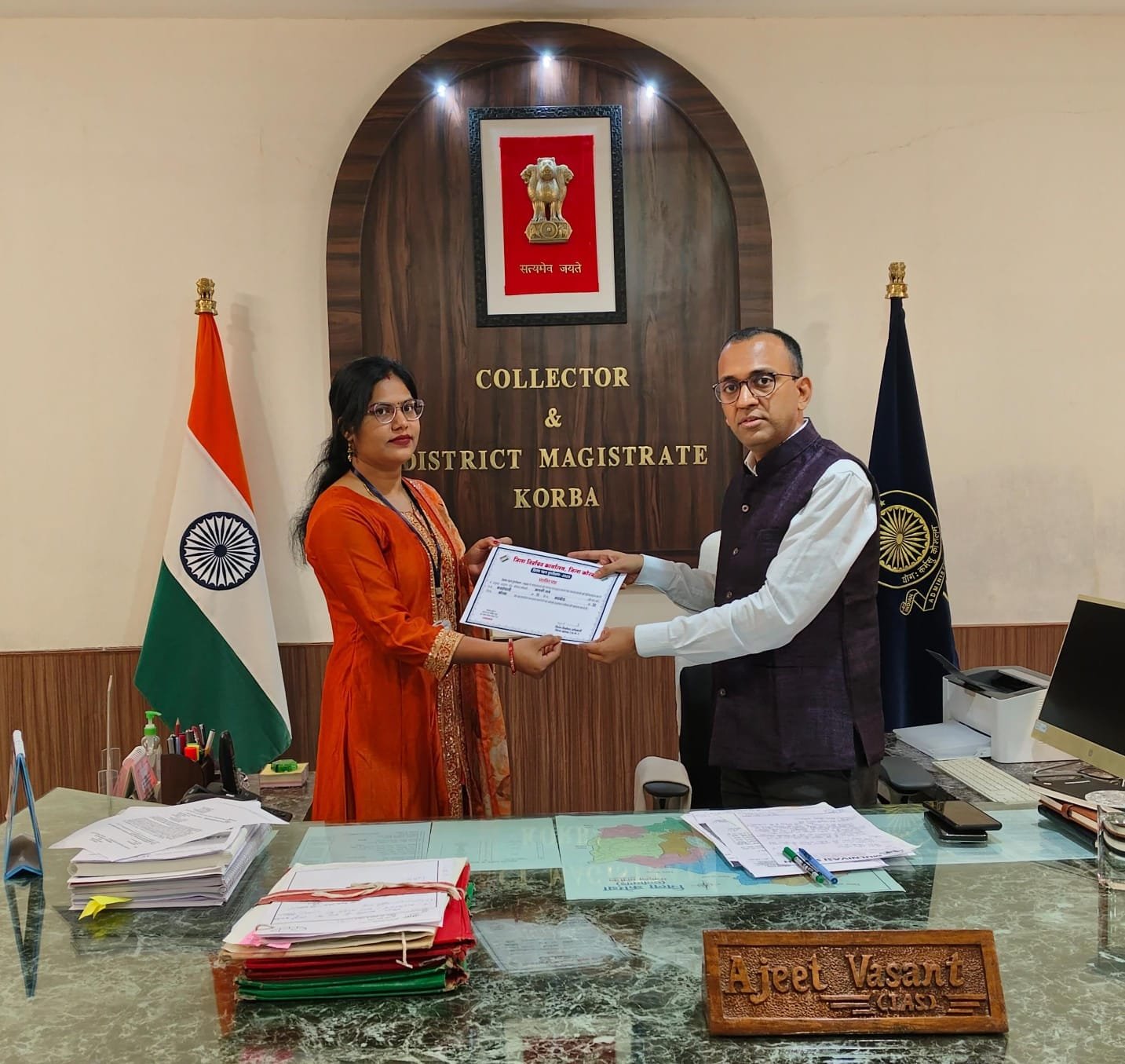 विशेष गहन पुनरीक्षण अभियान में उत्कृष्ट कार्य के लिए बूथ लेवल अधिकारी श्रीमती आरती रात्रे सम्मानित