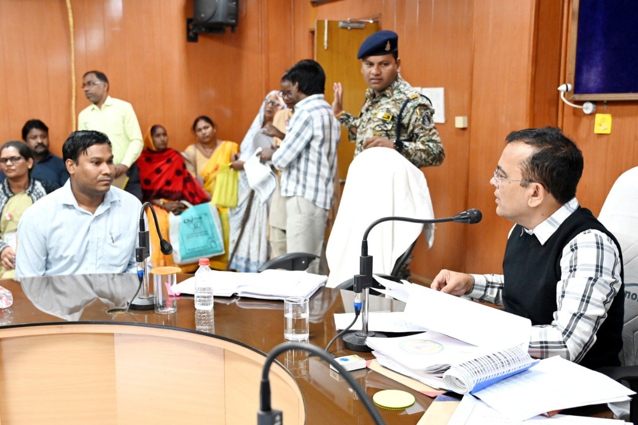 जनदर्शन में ग्रामीण एवं शहरी क्षेत्रों से पहुंचे आवेदकों ने सुनाई अपनी समस्याएं