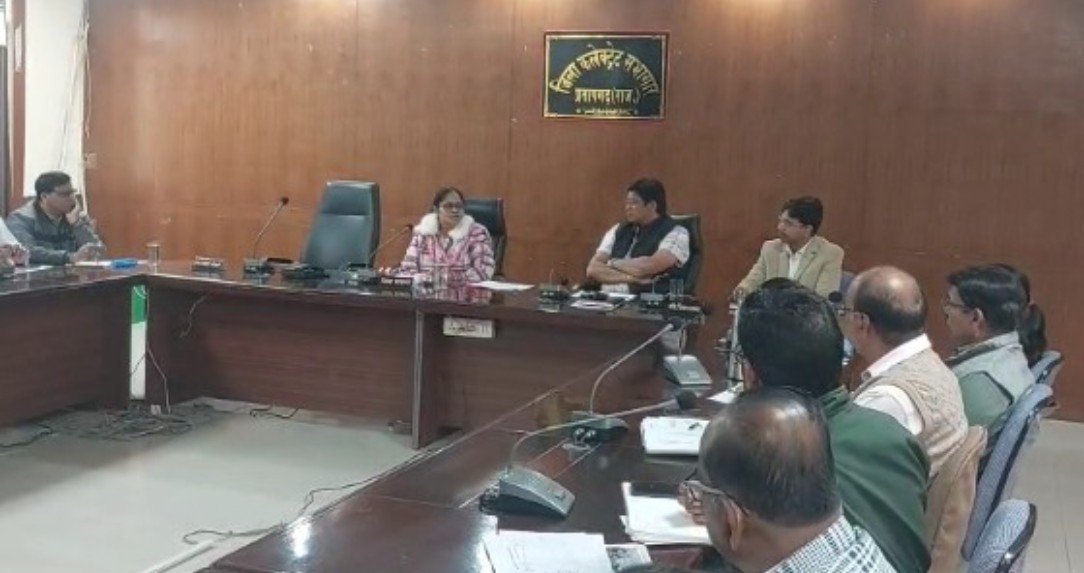 साप्ताहिक समीक्षा बैठक में शौचालयों की साफ–सफाई, जल संरक्षण और जनसमस्याओं के समयबद्ध निस्तारण पर जोर