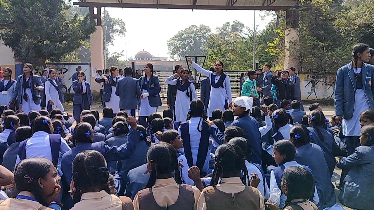 महात्मा गांधी वार्ड का खेल मैदान विवाद गहराया: न्यायालय निर्माण के विरोध में सैकड़ों बच्चों ने कलेक्टर कार्यालय के सामने घंटों बैठकर जताया विरोध