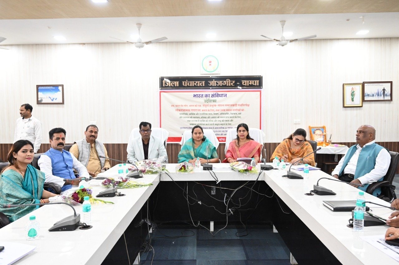 संविधान हमें एकता के सूत्र में बांधता है - जिपं अध्यक्ष इंजी. सत्यलता आनंद मिरी