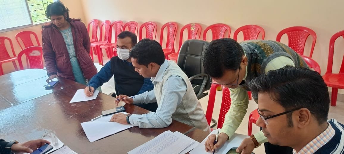 कलेक्टर ने तहसील कार्यालय जांजगीर पुहंचकर विशेष गहन पुनरीक्षण के कार्याें का किया निरीक्षण