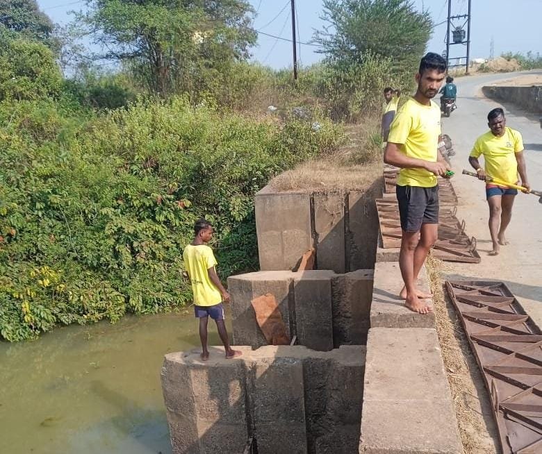 नारंगी नदी जल संरक्षण खबर का असर: जोंधरापदर स्टॉप डैम में शटर लगाकर विभाग ने शुरू की जल संरक्षण पहल