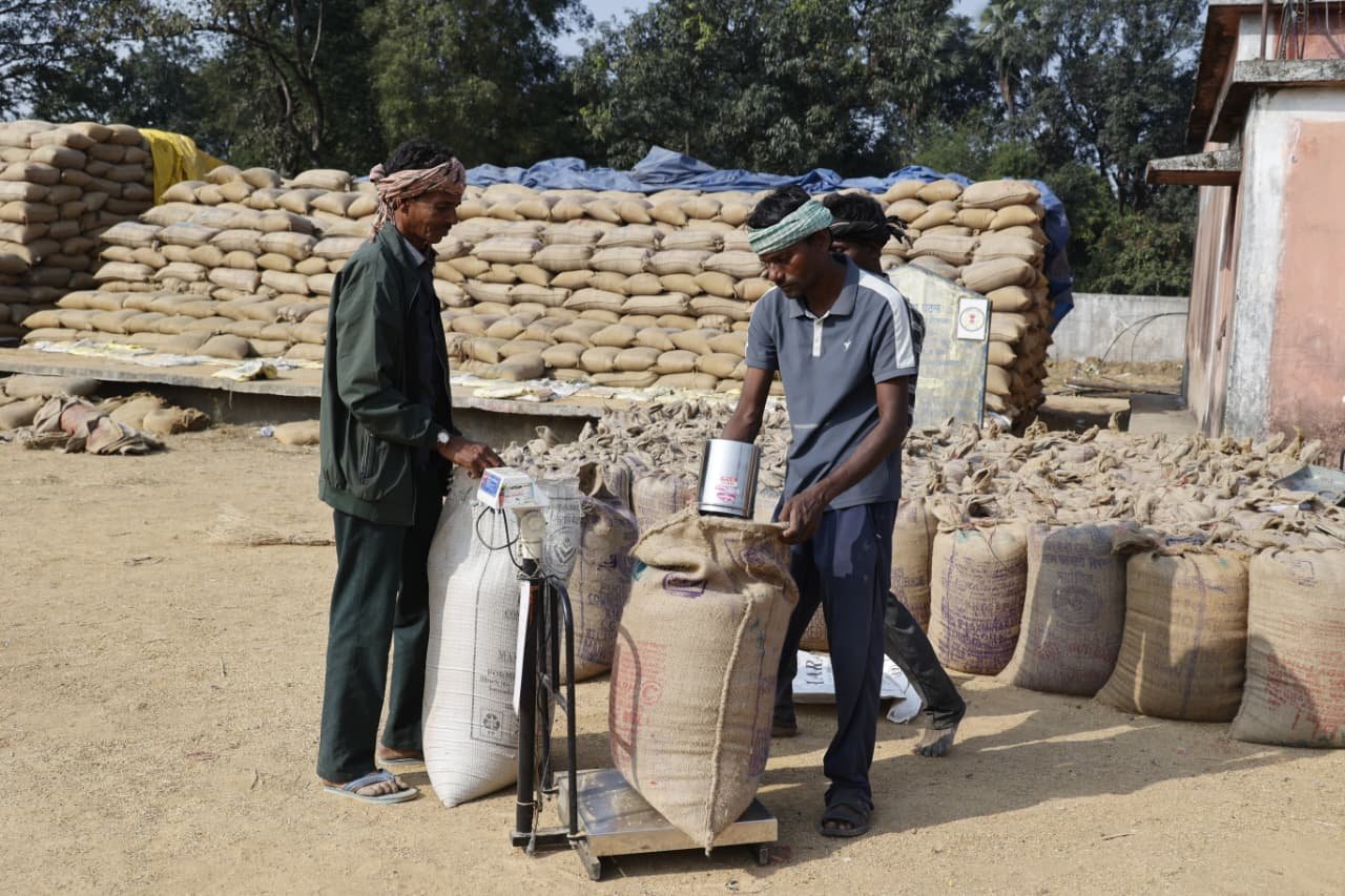 पुराना धान लाया था किसान ,आपत्ति जताने पर ट्रैक्टर और धान को जलाने की धमकी