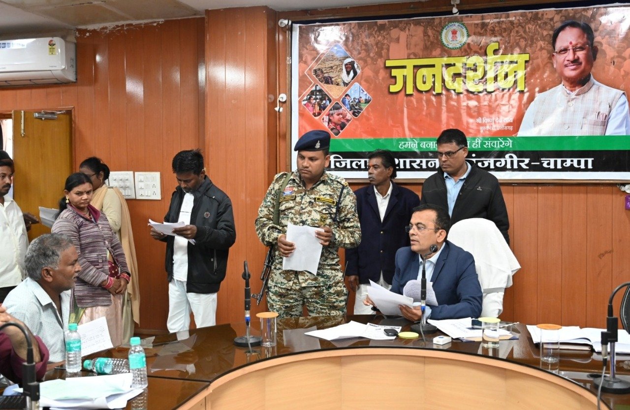 कलेक्टर ने जनदर्शन में पहुंचे जनसमान्य की समस्याओं को संवेदनशीलतापूर्वक सूना