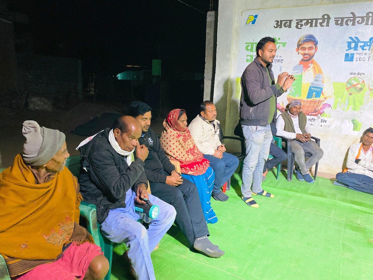 प्रधानमंत्री आवास योजना एवं मनरेगा कार्यों की रात्रि चौपाल में ग्रामीणों को मिली महत्वपूर्ण जानकारी