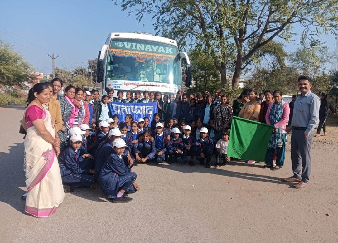 संभाग स्तरीय खेलकुद एवं सांस्कृतिक कार्यक्रम प्रतियोगिता के लिए बालिकाओं का समूह रवाना