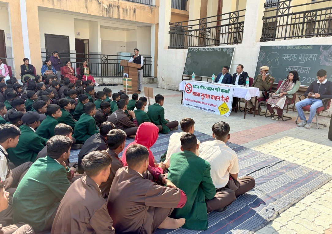 छात्र-छात्राओं को यातायात एवं सड़क सुरक्षा की जानकारी देकर कार्यशाला का आयोजन
