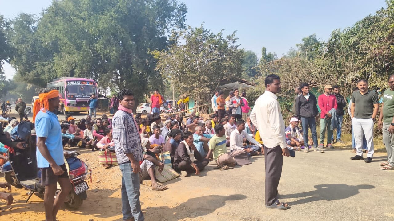 टोकन नहीं कटने से ग्राम बवई में आक्रोशित किसानों ने किया चक्का जाम, लिमिट बढ़ाने की मांग को लेकर सड़क पर उतरे किसान